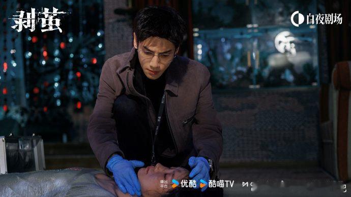 罗云熙这是恐怖箱不是拆盲盒剥茧 罗云熙玩恐怖箱跟拆盲盒似的，摸出拉菲草一脸懵，摸