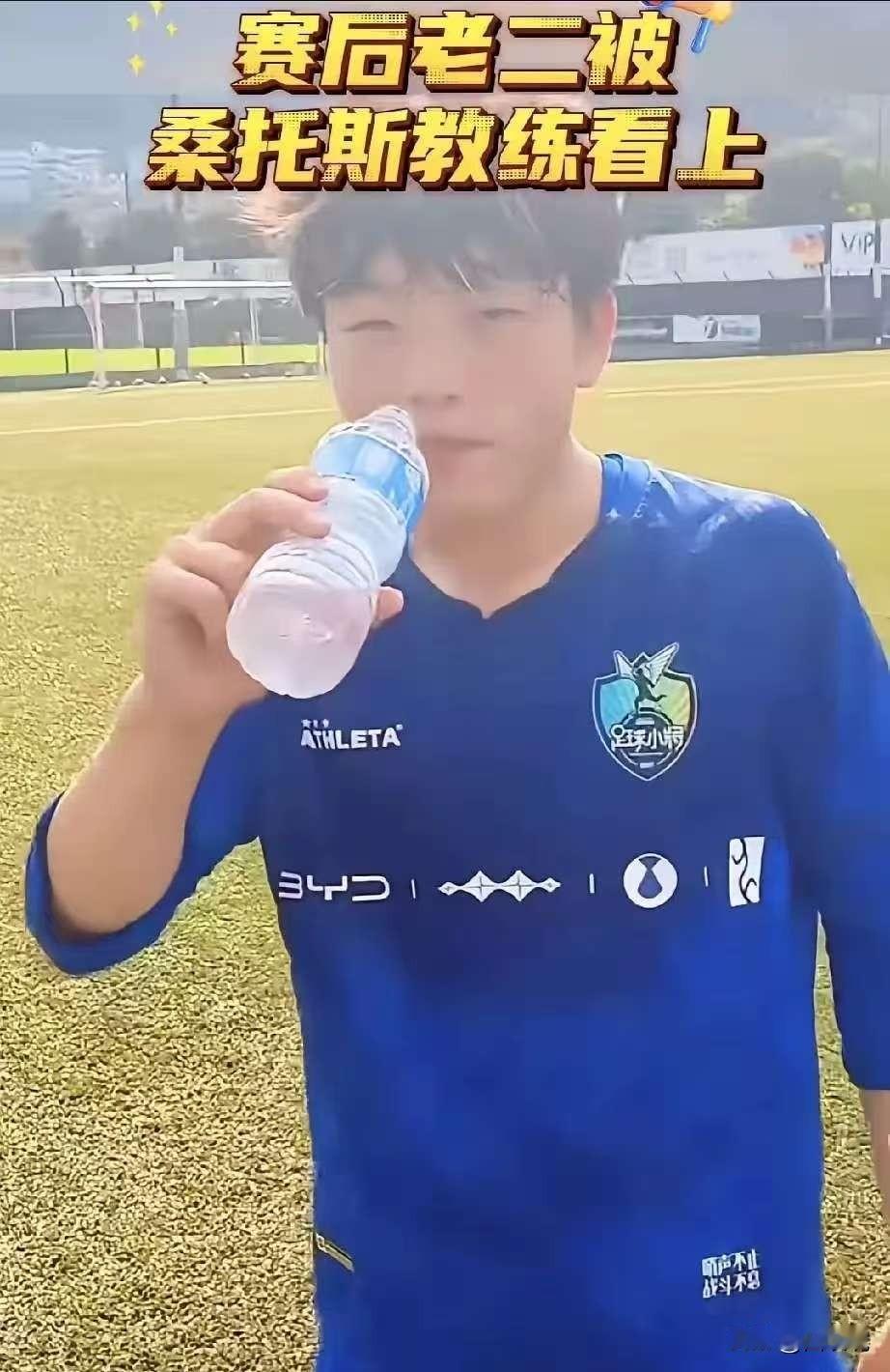 桑托斯青训教练评价吕孟洋：天生就是踢球的料！
中国足球小将和巴西桑托斯的比赛虽然