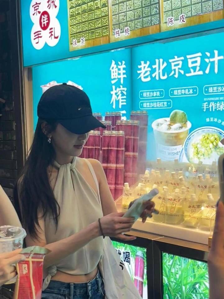 章若楠是真瘦，身高168cm，体重80斤左右果然不是一般人能当明星的，这也太瘦了