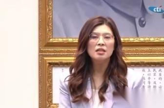 国民党主席郑丽文（6日）在中常会上表示，“针对军购案”的荒唐局面，蓝白阵营这回是