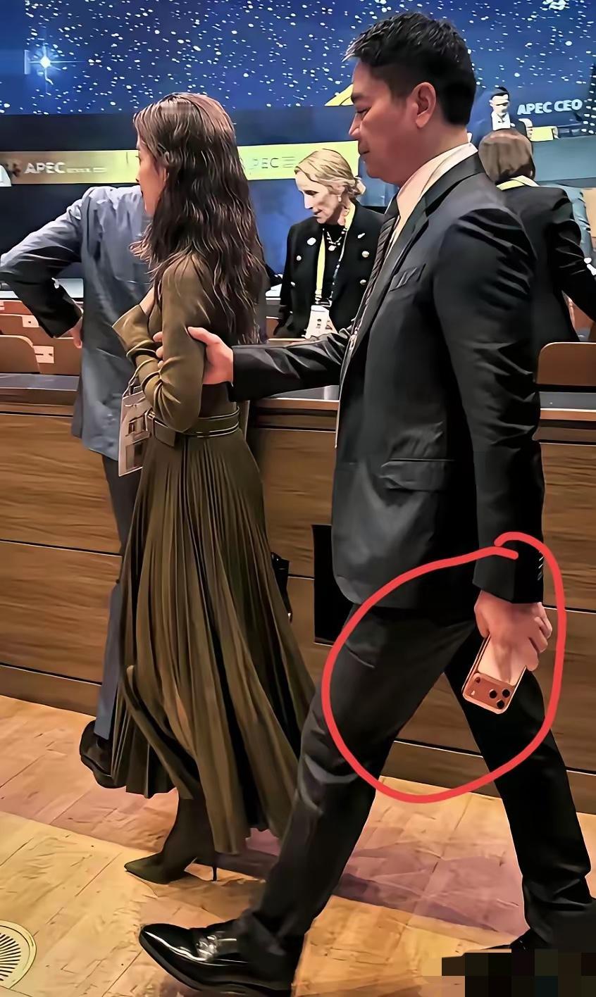 刘强东手里拿的手机是什么牌子，太好看了