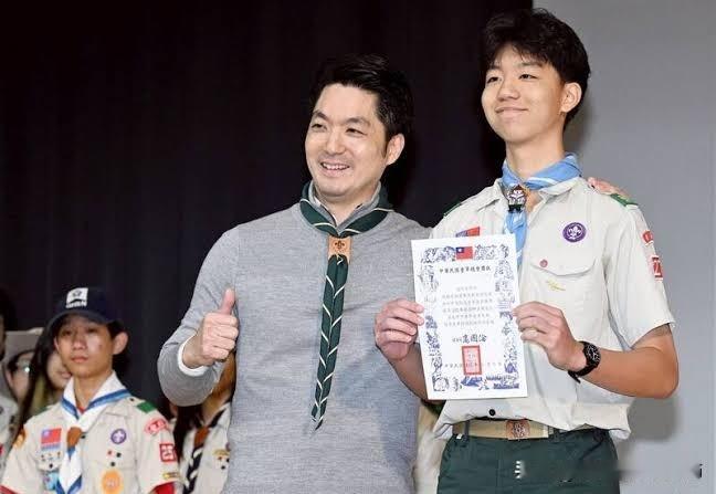 蒋万安儿子赴美国交换学习，民众质疑蒋万安市长特权！

据报道，台北市长蒋万安的儿