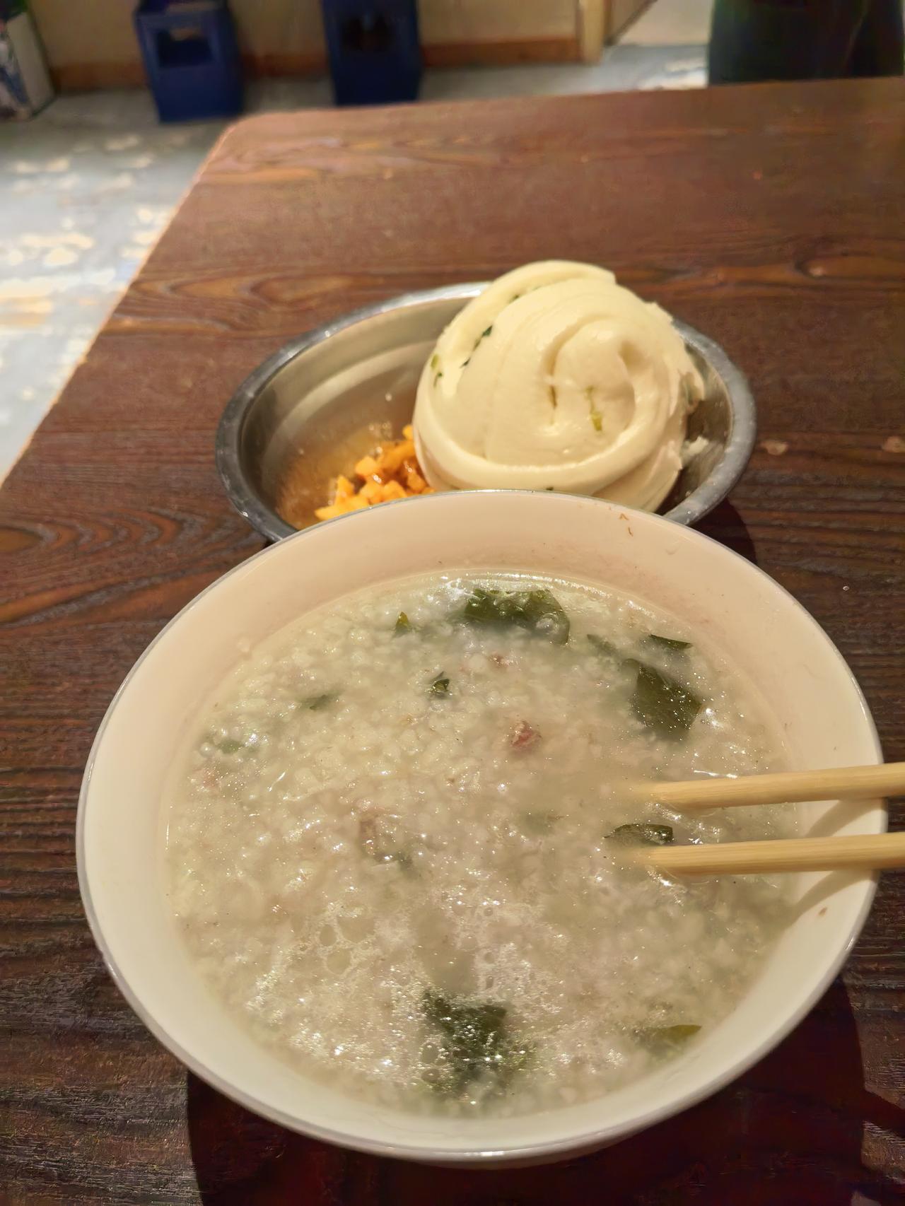 总有人觉得厨师的晚餐该是“满汉全席”，其实忙完后厨的烟火气，最馋的反而是这碗简单