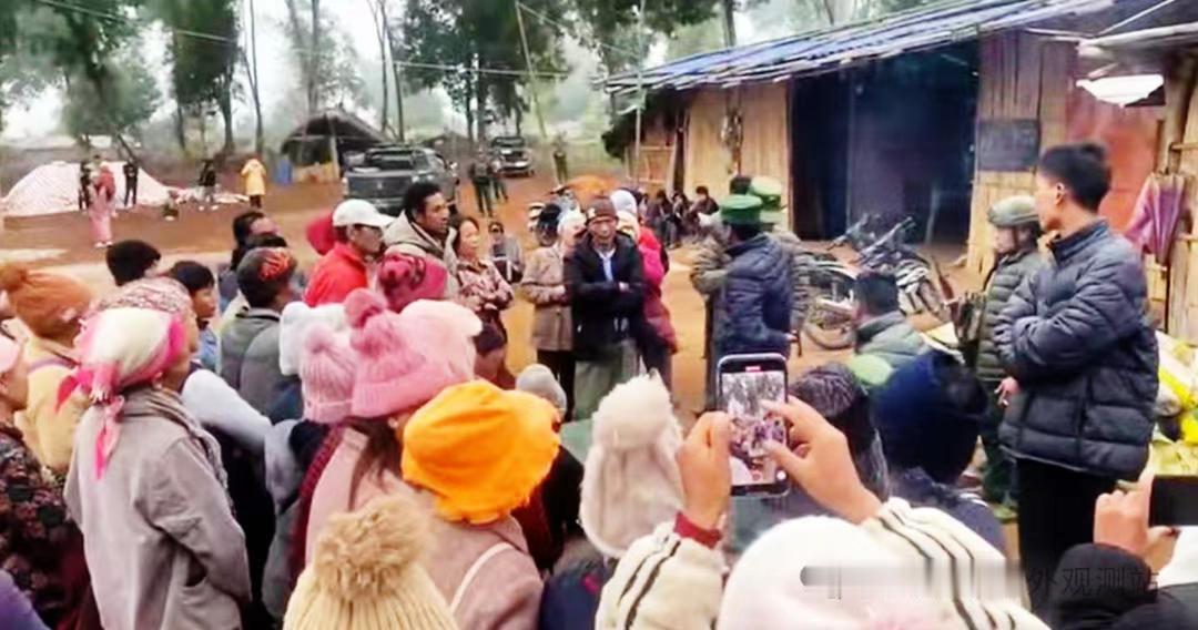 果敢同盟军与克钦族村民因土地发生纠纷。

果敢同盟军部队在南翁村区域，部署警戒人