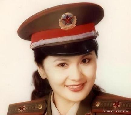 三十年前，她是张震中将的儿媳，风光无限，三十年后，68岁的她独居北京，全心照顾9