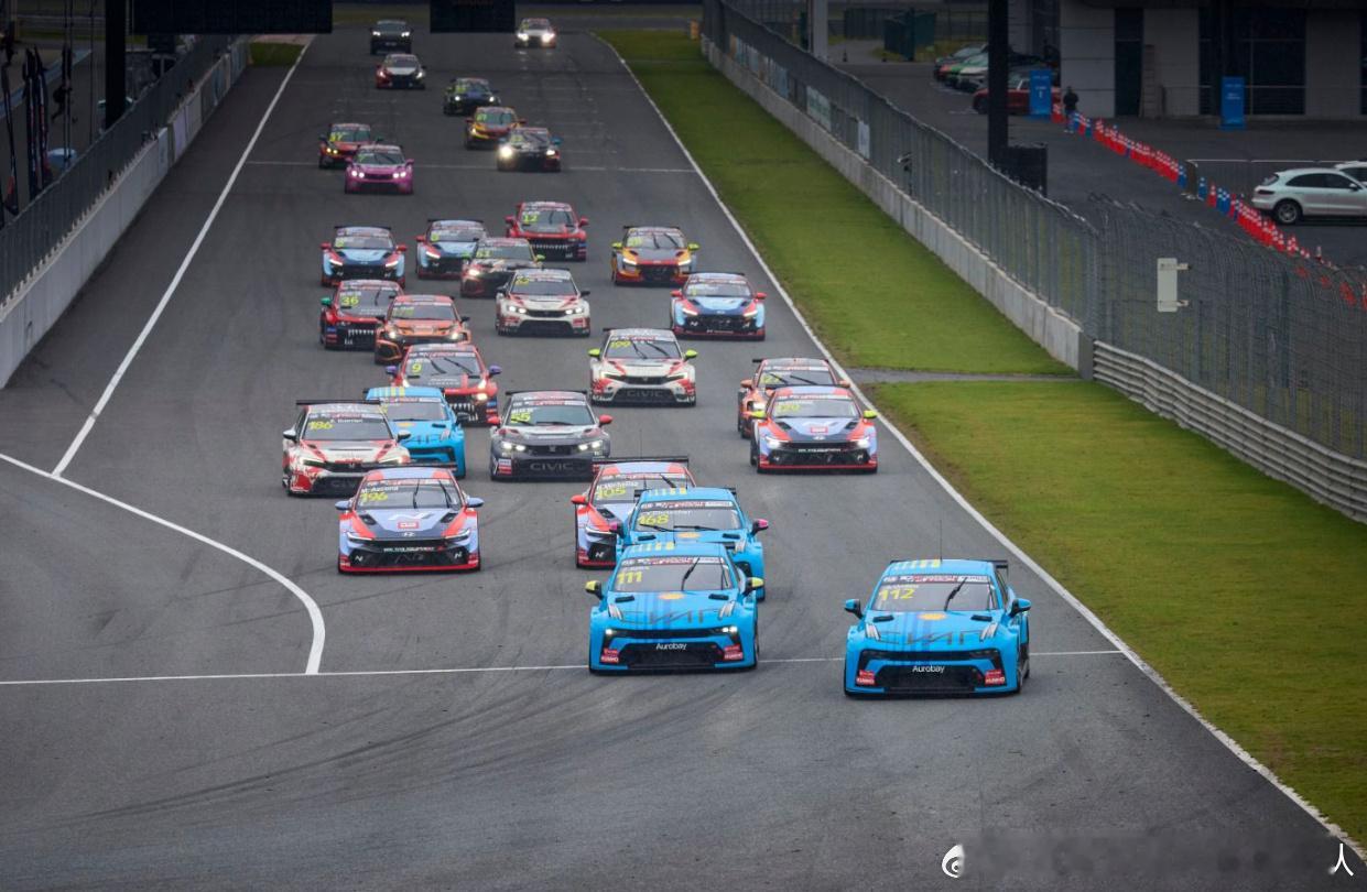 中国首款自研量产TCR赛车亮相敢与奥迪本田“掰手腕”？汽场全开 深度解读领克03