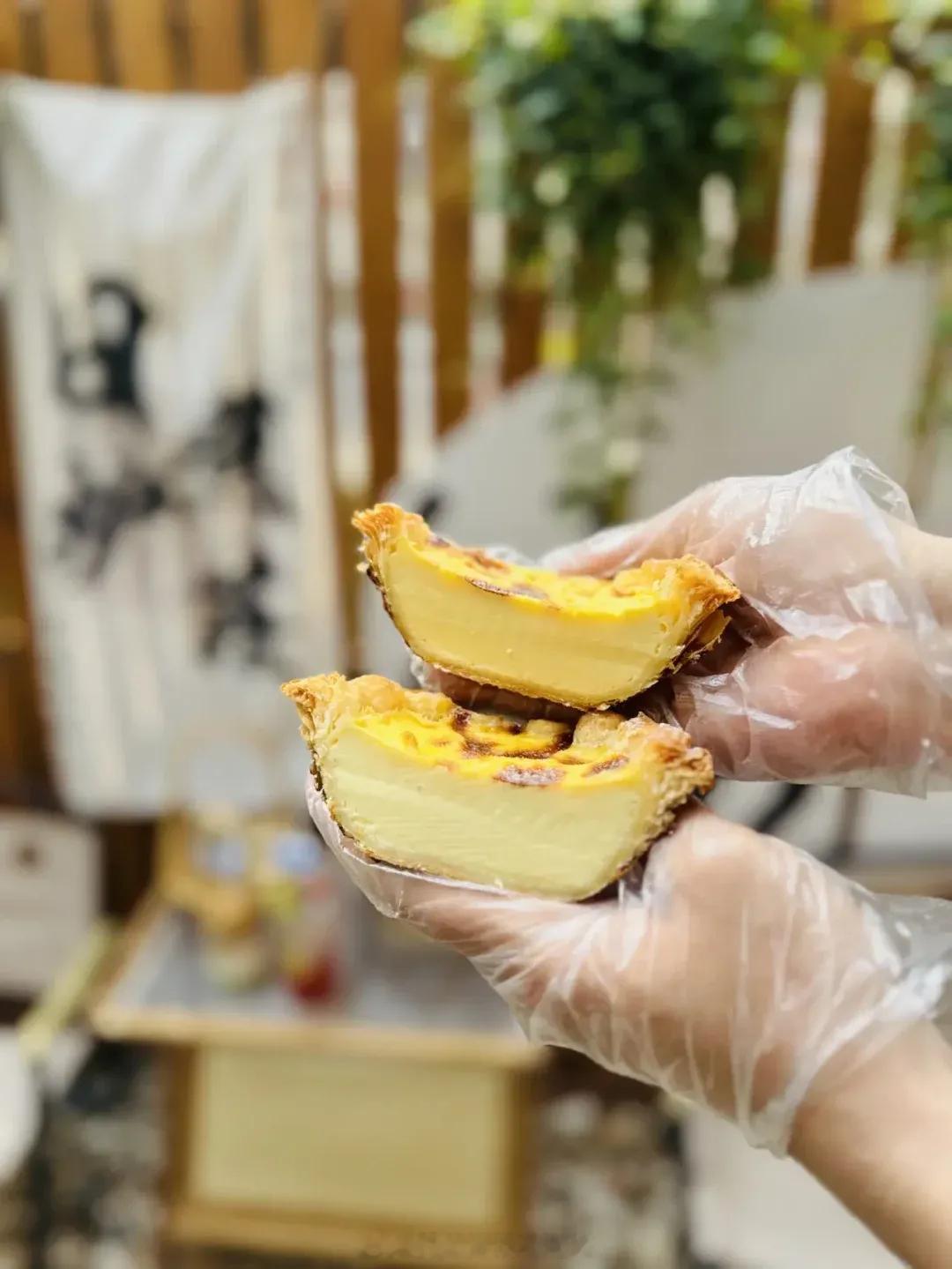 曾创下8天售出70万份纪录的60厘米超长蛋挞，在国庆假期后迎来大规模下架潮，其生