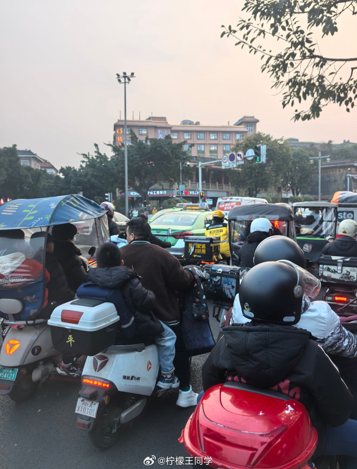 为何超时罚款取消后骑手仍闯红灯闯红灯的不只是外卖骑手，行人闯、自行车闯、电瓶车也