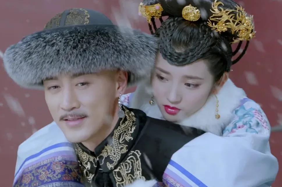 公元1587年，努尔哈赤与妻儿正在睡觉。

突然传来一阵急促的脚步声，原来是敌军