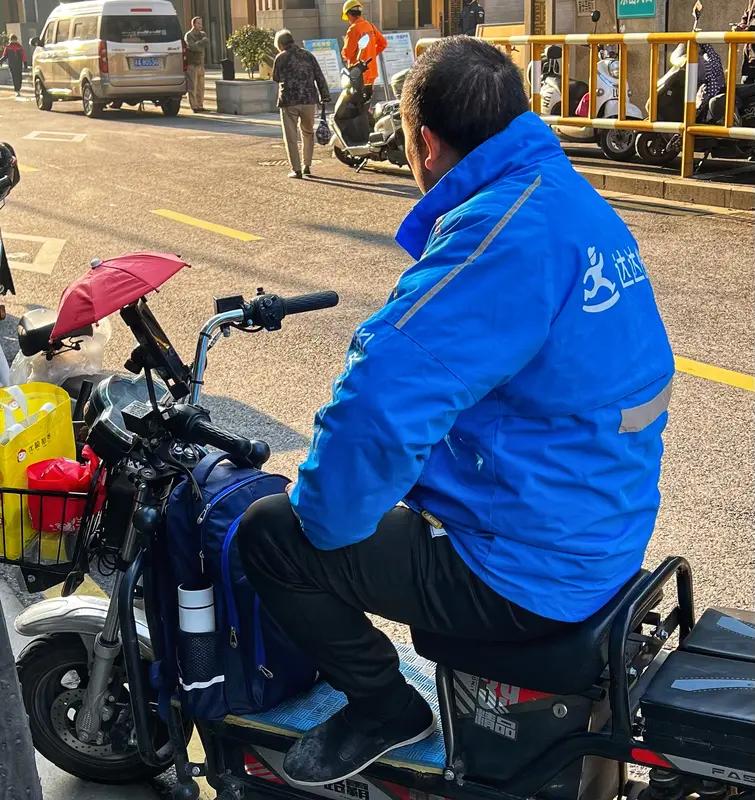 杭州那位外卖员老李这阵子估计怎么也忘不了那天的场面。

他一个月累死累活也就挣七