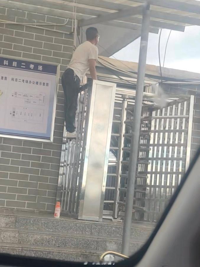 科目二考场外的教练belike[允悲] ​​​