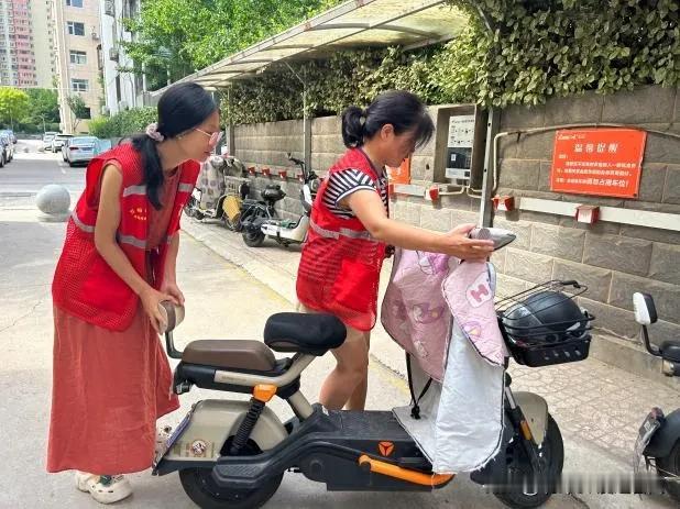万柏林区下元街道纺织苑西社区：靓丽星期五 环境整治在行动

8月7日，万柏林区下