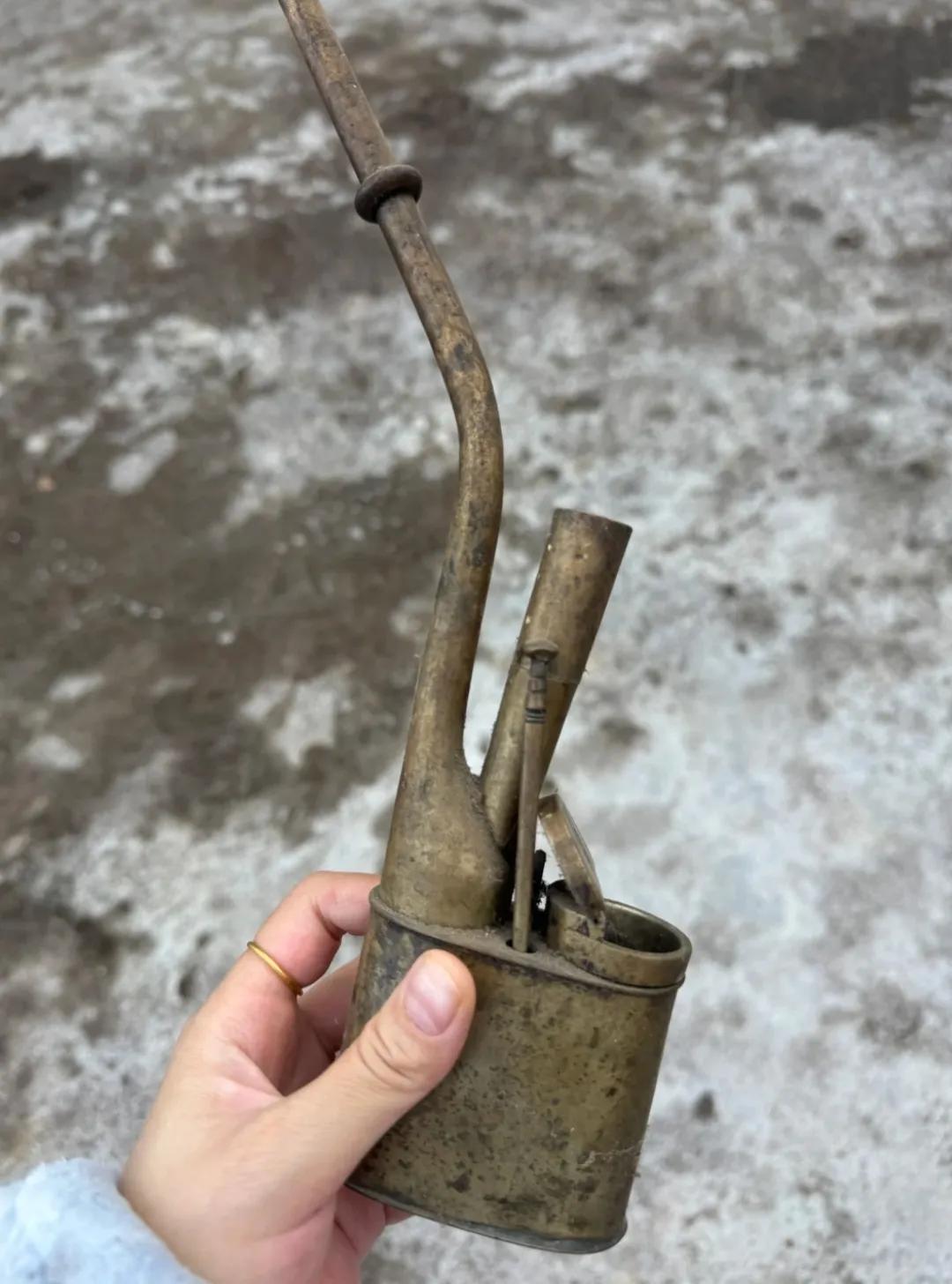 翻修老房子时，从爷爷的破柜子里翻出来一个水烟袋，看着像铜的，应该有点年头了！请懂