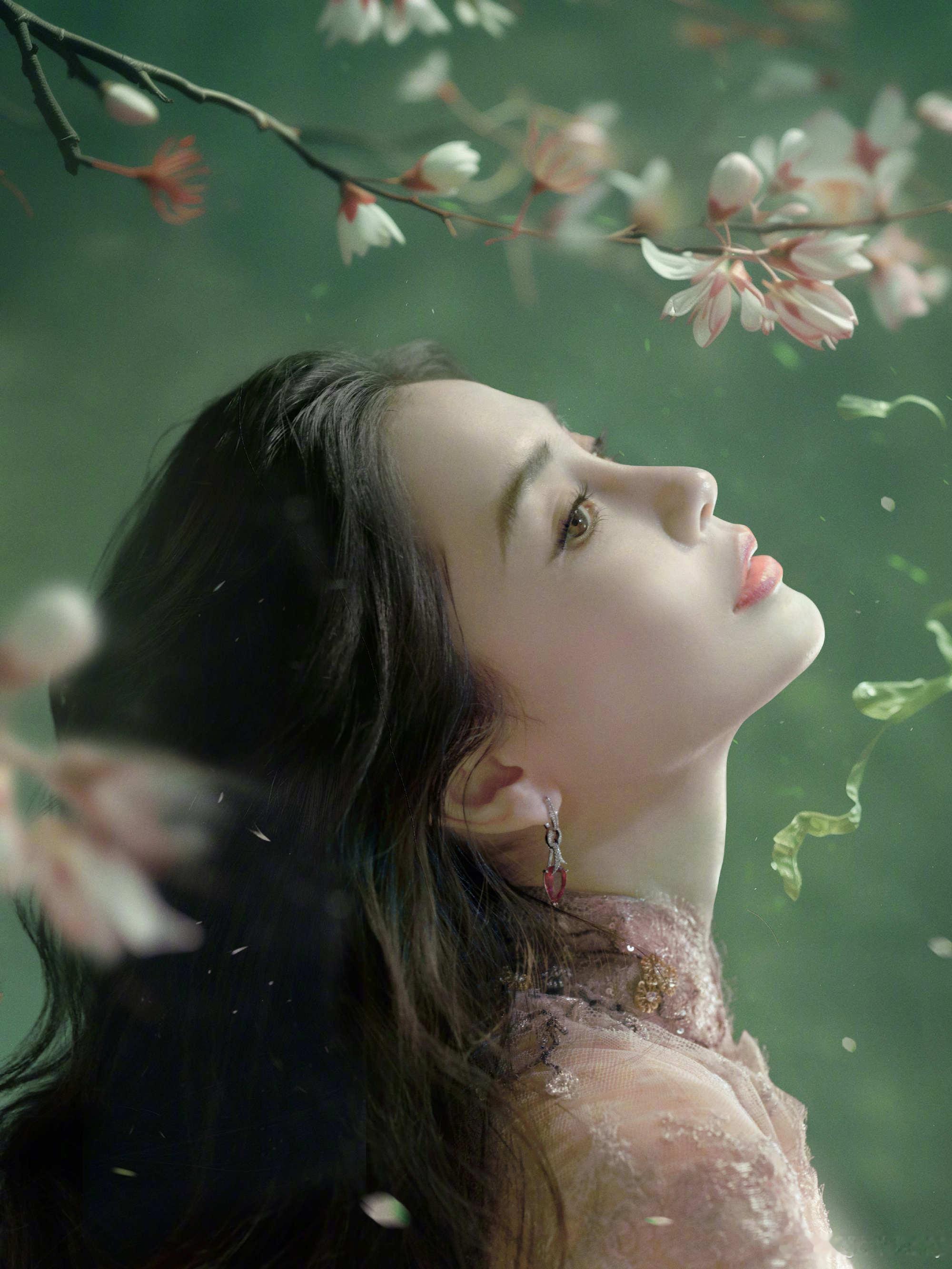 Angelababy 分享一组新大片，水形物语，春色渐浓。🌸 ​​​