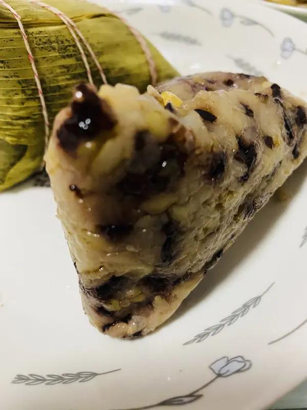 我超爱八宝馅的粽子！我觉得八宝馅粽子就像个“宝藏盒子”，糯米里藏着红枣、花生、桂