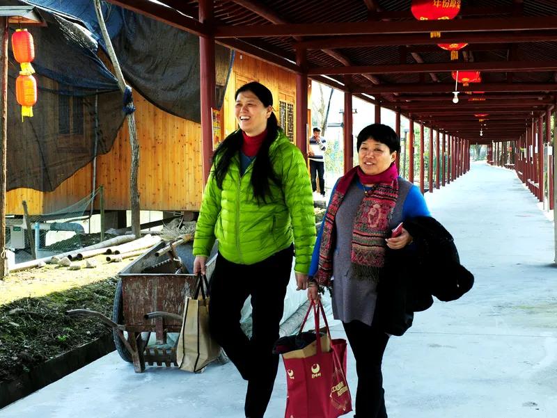 湖南宁远
年味渐浓迎新春，
农家豆腐香贲贲。
小孩也学炸豆腐，
游客乐把美食品。