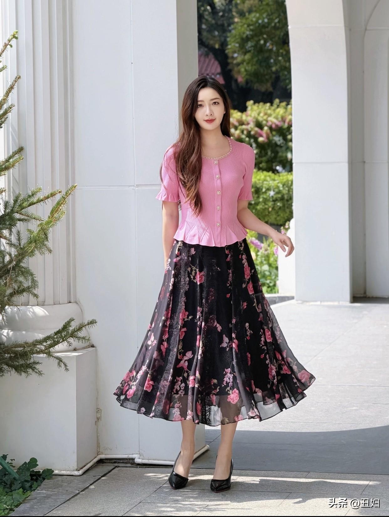 怎样穿搭能显示出温柔的女生气质?优雅粉裙搭配黑色印花裙，甜美与复古的完美融合！?