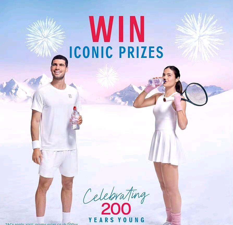 傻傻两个人，笑得多甜！阿卡和拉杜卡努还是cp感十足，可惜他们是在为共同的代言品牌