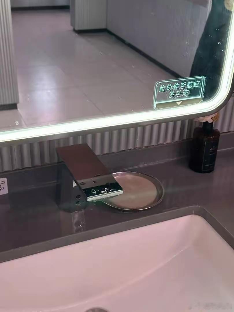多家商场厕所隐藏洗手液擦手纸也不知道哪个人才想出来的这个设计...洗手液跟擦手纸