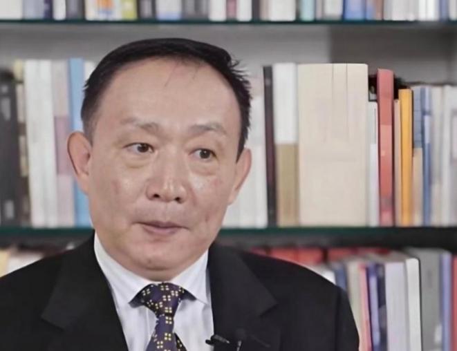 真正厉害的间谍，从不策反你的人，也不偷你的情报，而是在你家里直接给你“立规矩”！