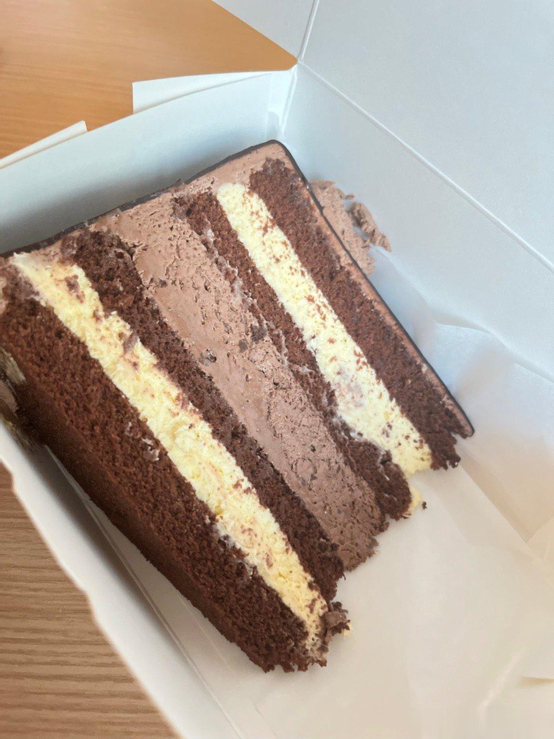 饿了买一块蛋糕垫垫肚子刚好它家有团购味道不错，好吃好吃😋#不可辜负的美食# ​