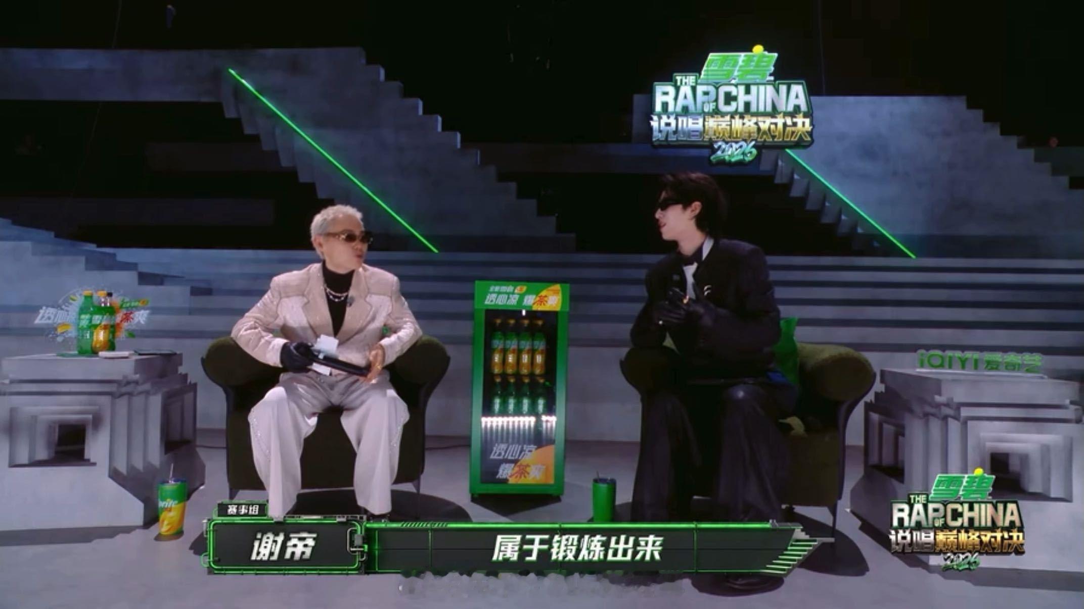 严浩翔不吃压力这一块严浩翔我们当时是这么唱过来的 别人上台会紧张会卡壳，严浩翔直