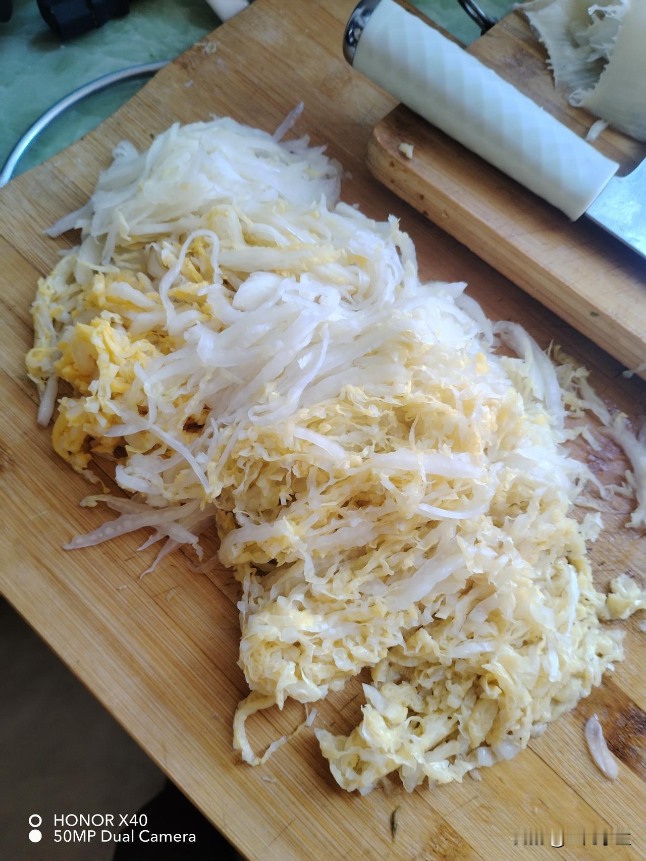 小姑子自己家腌的酸菜，给我们拿来几棵，今天有空切了。亲家给拿的排骨还没吃，一会用