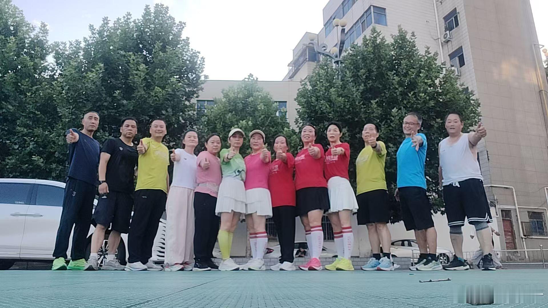 洛阳黎明脚步今日分享:         清晨五点准时集结，十分钟热身开启征程。十