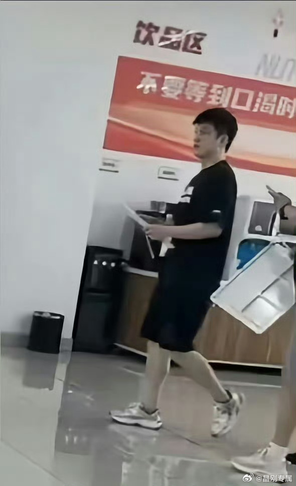 网友食堂偶遇樊振东樊振东不愧是食堂“常驻NPC”，到处都有人偶遇 ​​​
