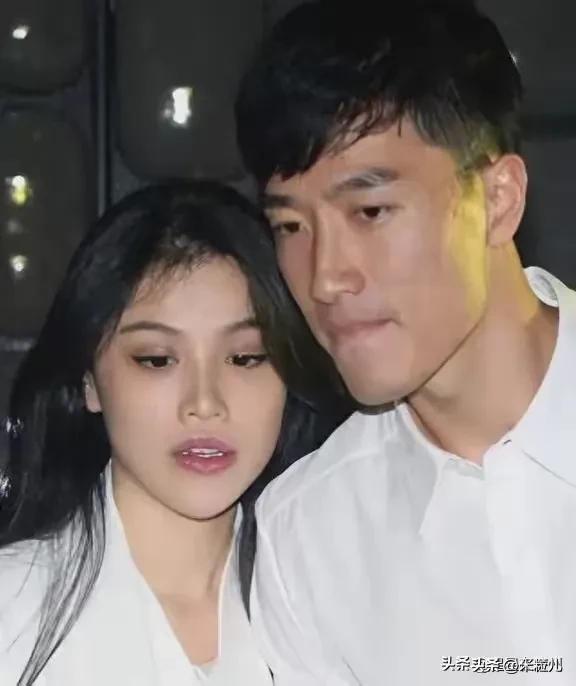 刘翔的两任妻子
我还是喜欢葛天
感觉她很讨喜，乐观开朗，可是她既然已经和刘翔结婚