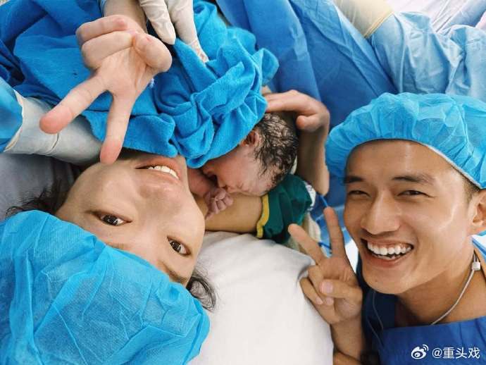 陈泽耀当爸 马来西亚演员陈泽耀和老婆云镁鑫结婚4年，昨天喜迎女儿诞生。 