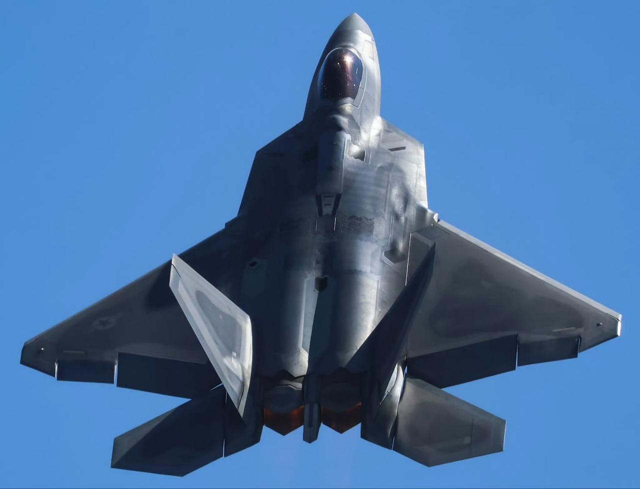 战机欣赏：分享一组美国空军F-22战斗机照片。该机处于大迎角爬升状态，机背细节十