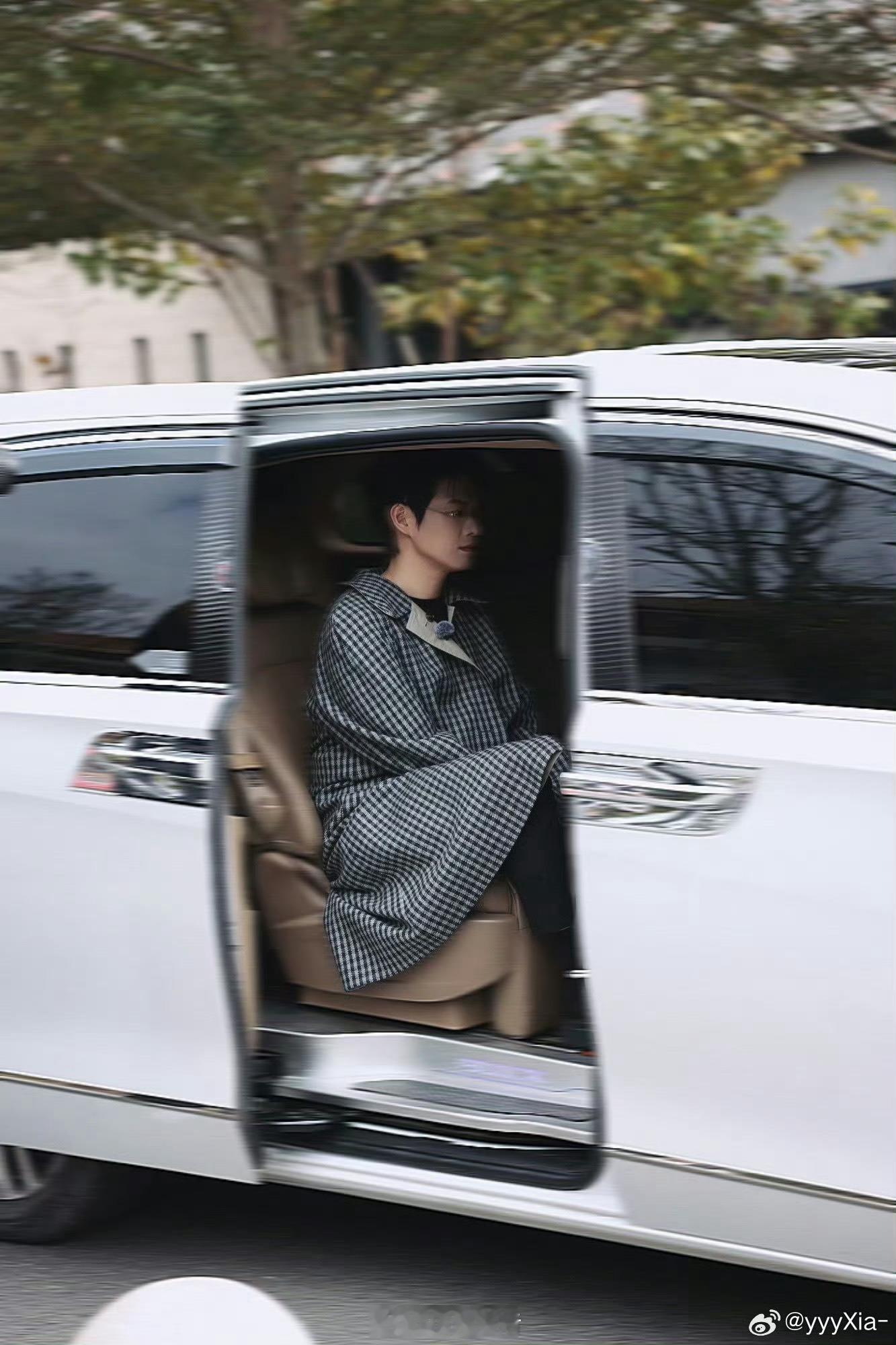 魏大勋新路透是你吗孟宴臣大衣大长腿+金丝眼镜，魏大勋的统治区。 