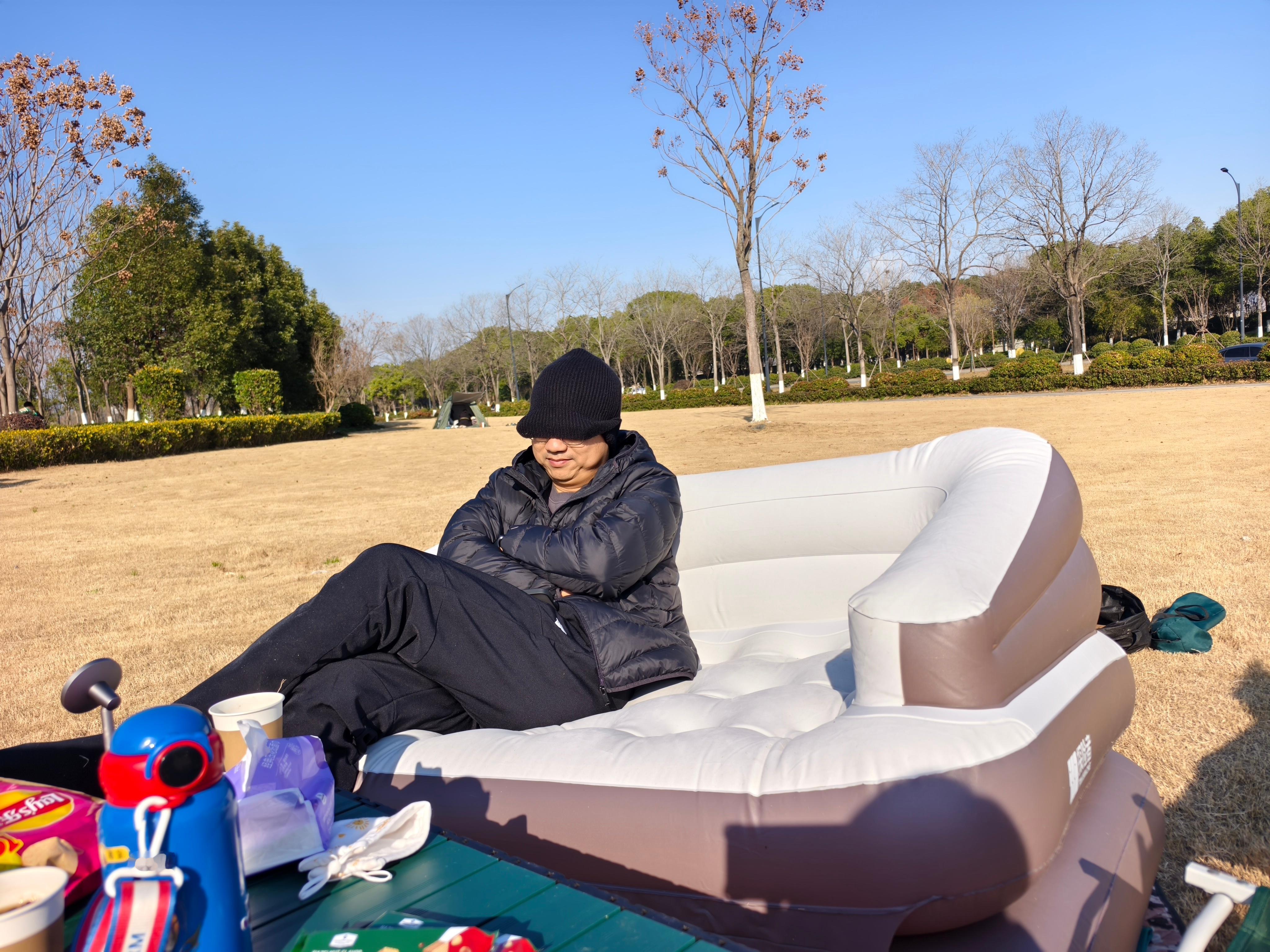 杭州这冬天大太阳一点也不冷呀，好舒服。你别说这充气沙发比折叠椅舒服不少。 