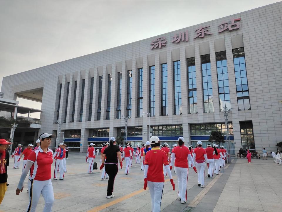 银发

都想
活得久

早晨
一群银发人
挥舞着手臂
迈着碎步

长生
从始皇起