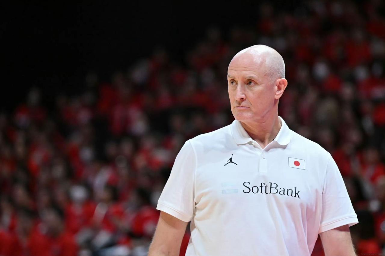 中日世预赛倒计时，日本男篮主帅霍瓦斯先下课了。韩国赢咱们国手之前，也是这么干的…