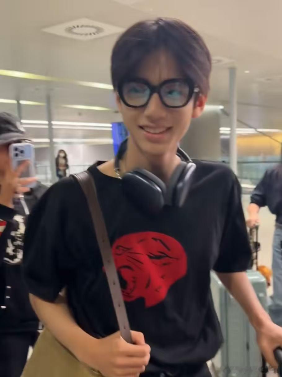 林子烨笑着和粉丝说话林子烨机场一直笑着和粉丝说话，看起来挺有礼貌的。林子烨机场一