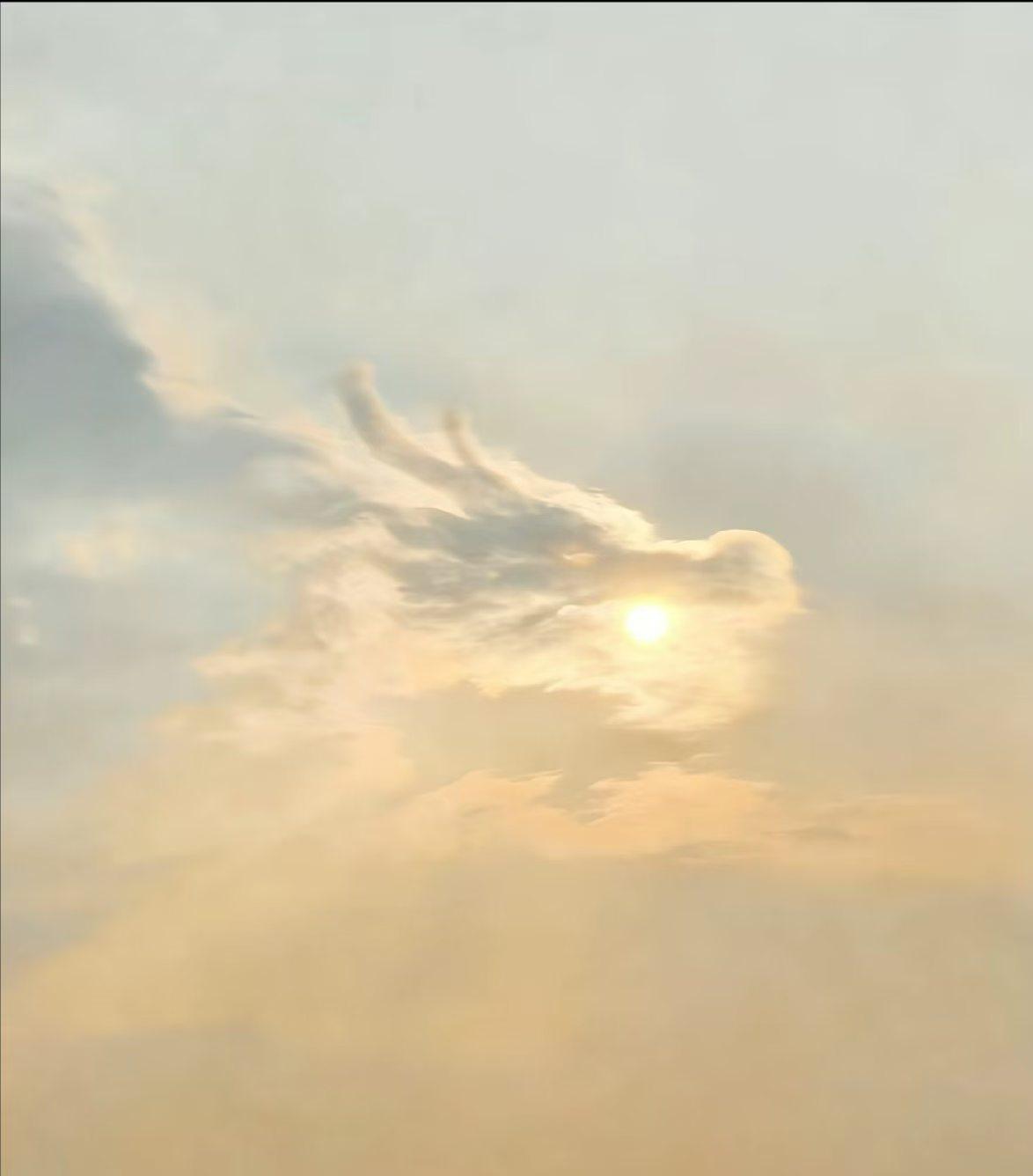 晓霁长空起瑞烟，云龙衔日破苍烟。
金轮透处开丹阙，玉气腾时照碧天。
符篆显，道心