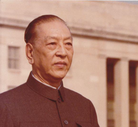 1950年耿飚被任命为将军大使，毛泽东向周恩来建议是否能够保留耿飚的军籍？
19