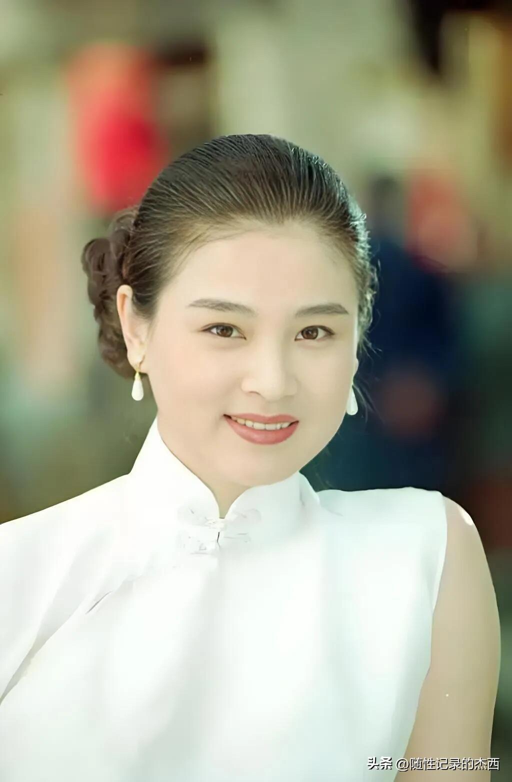 不得不承认，这颜值谁能不爱，谁能不馋，她才是九十年代的真正美女。五官立体，皮肤白
