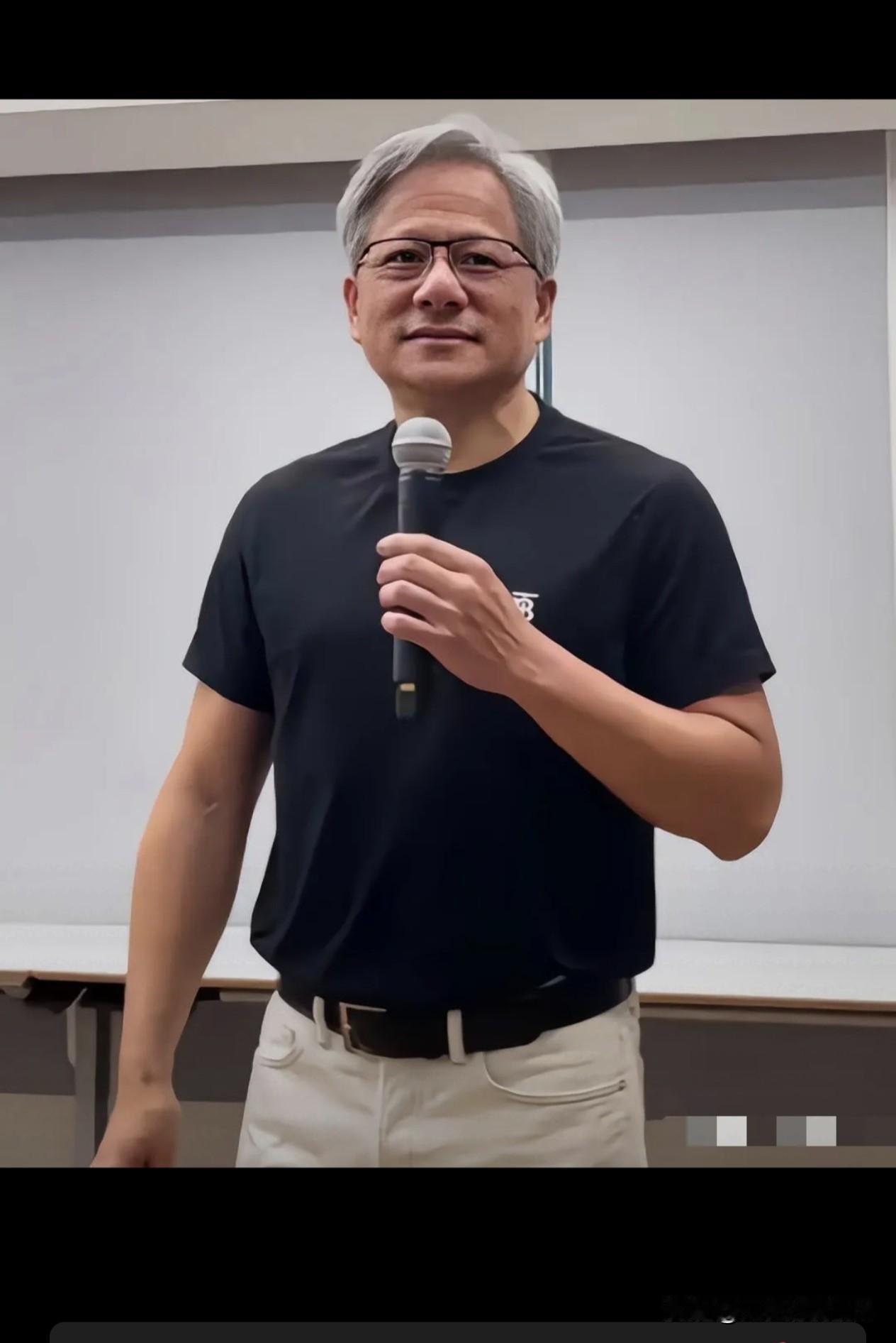 黄仁勋的妻子长什么样？

黄仁勋是华裔，他是英伟达公司的老板，他的妻子叫洛丽，是