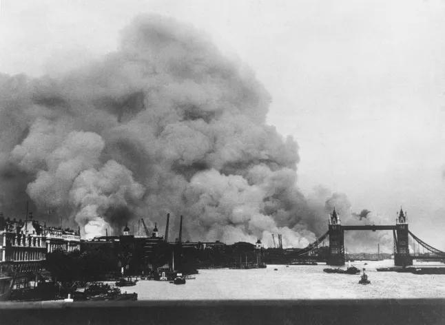 1940年12月29日，伦敦烧了一夜——第二天早上，送奶工还是来了

1940年