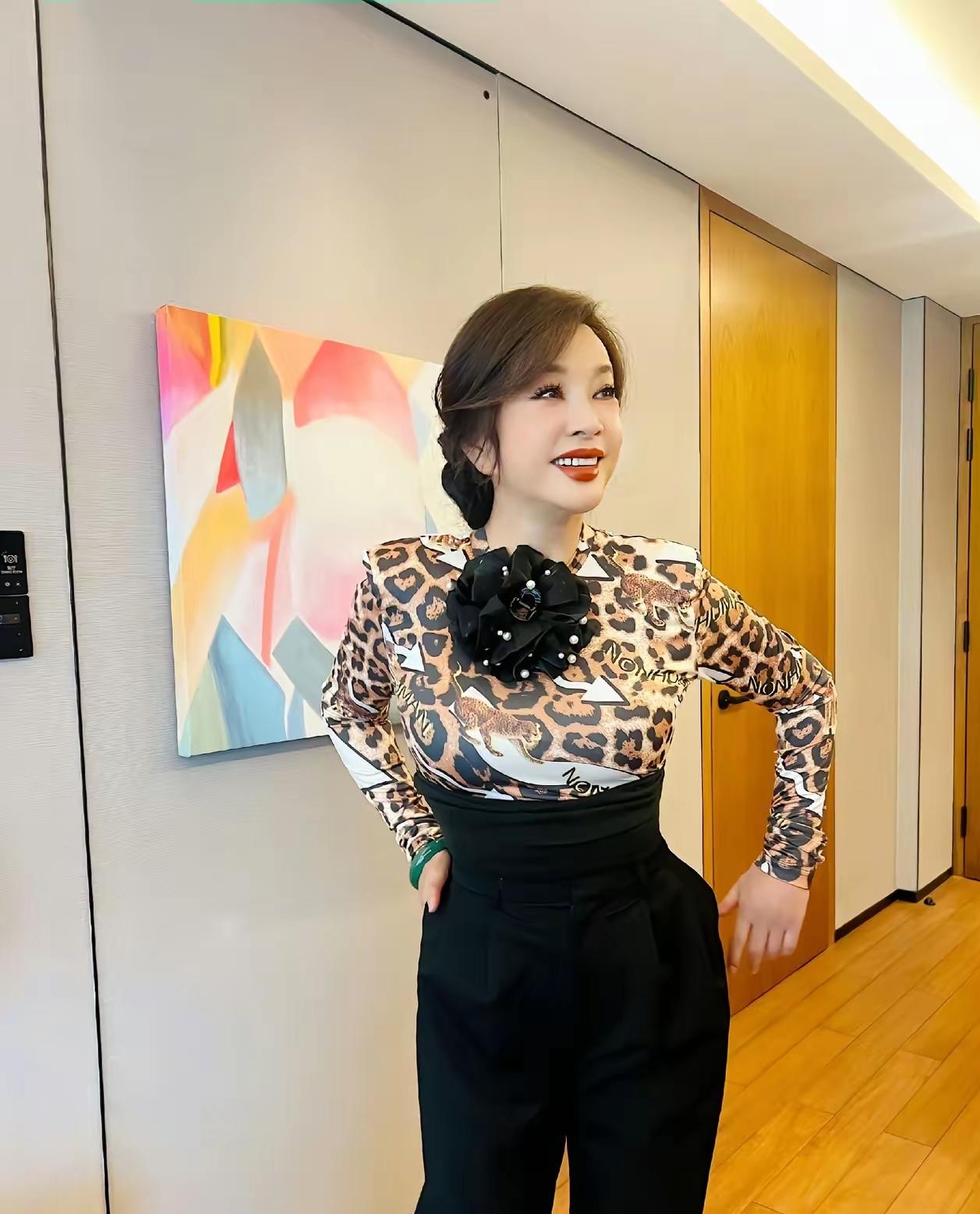 网友说得太对了，
刘晓庆从来不是个坐享其成的人
她对自己真的

太狠了，75岁的