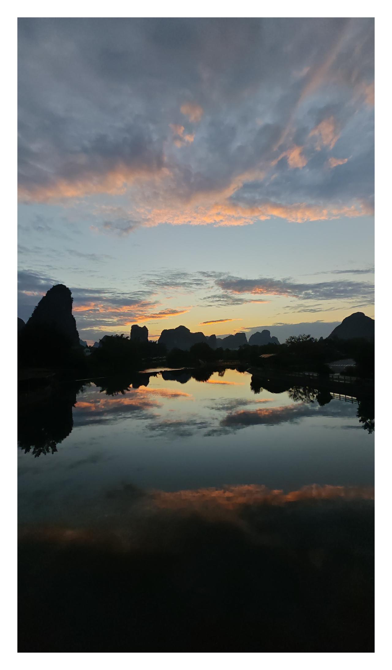 美景图片分亨《大美阳朔：骆驼过江晨曦掠影。（手机摄影）