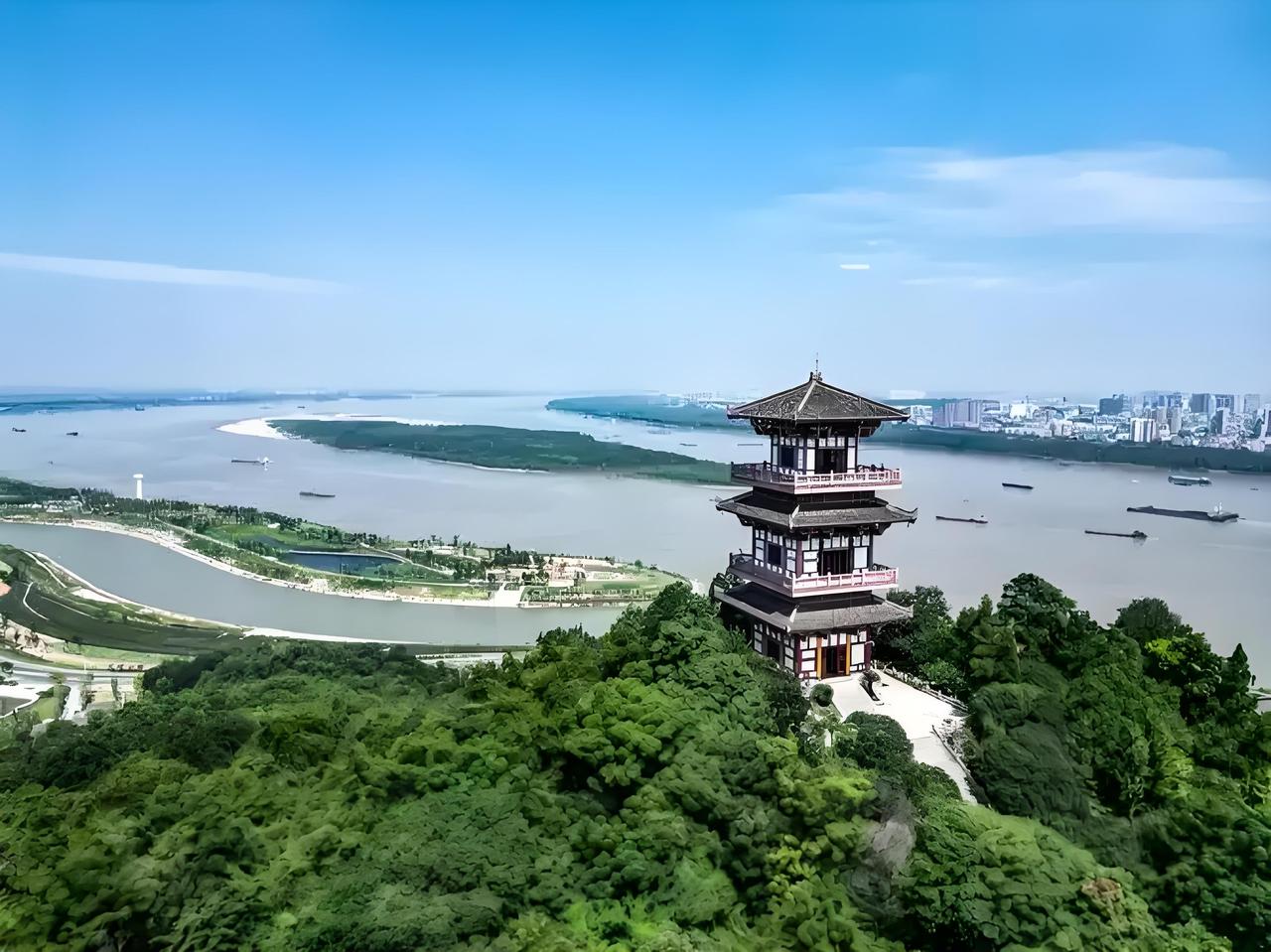 鄂州并入武汉确实好处多多。从鄂州角度看，经济上能享受武汉强大的经济辐射，产业结构