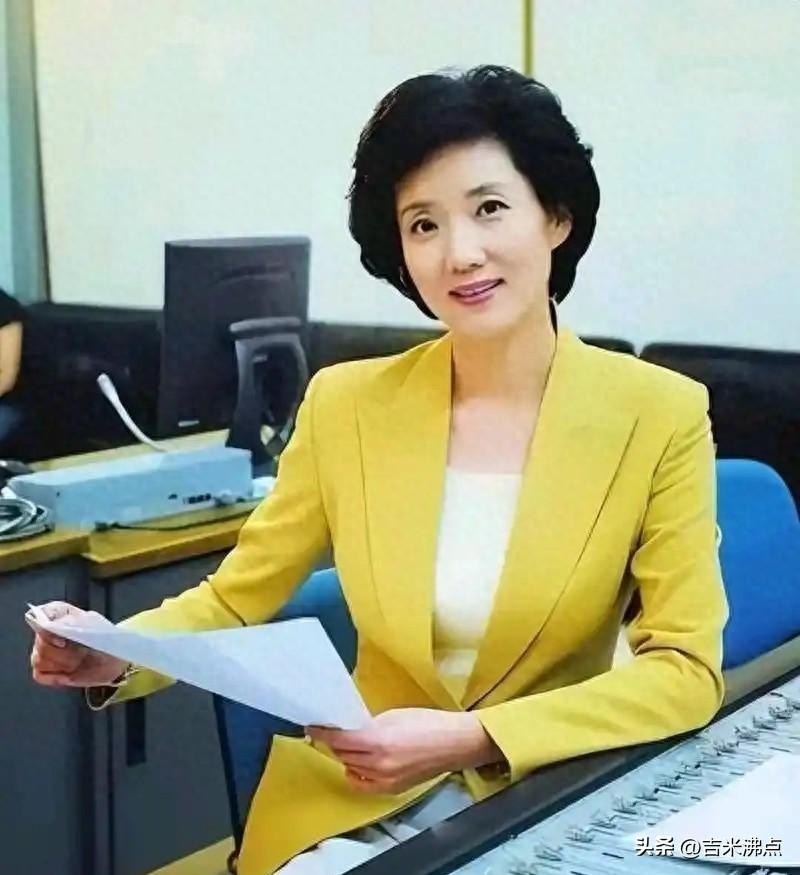 她最后一次上《新闻联播》是2015年3月5日。不是退休，也没消失，只是话筒换了个
