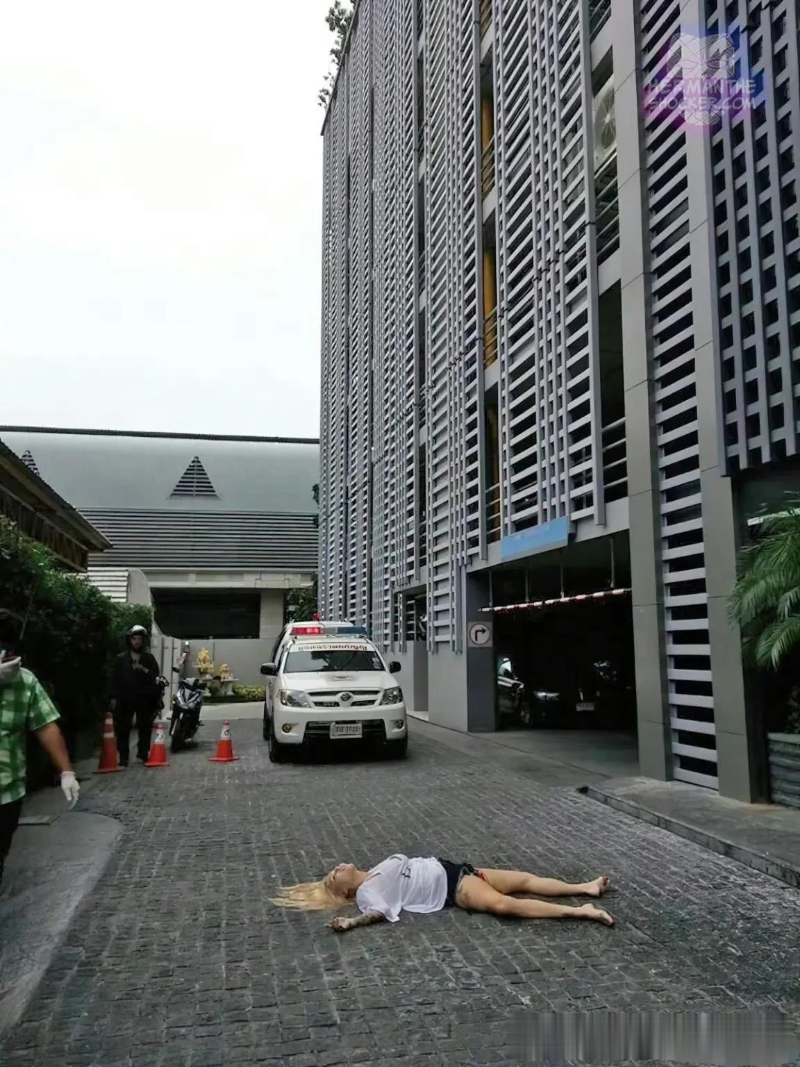 外媒报道，一名28岁俄罗斯女子从泰国曼谷的公寓阳台“跌落”摔死。官方通报说她酒醉