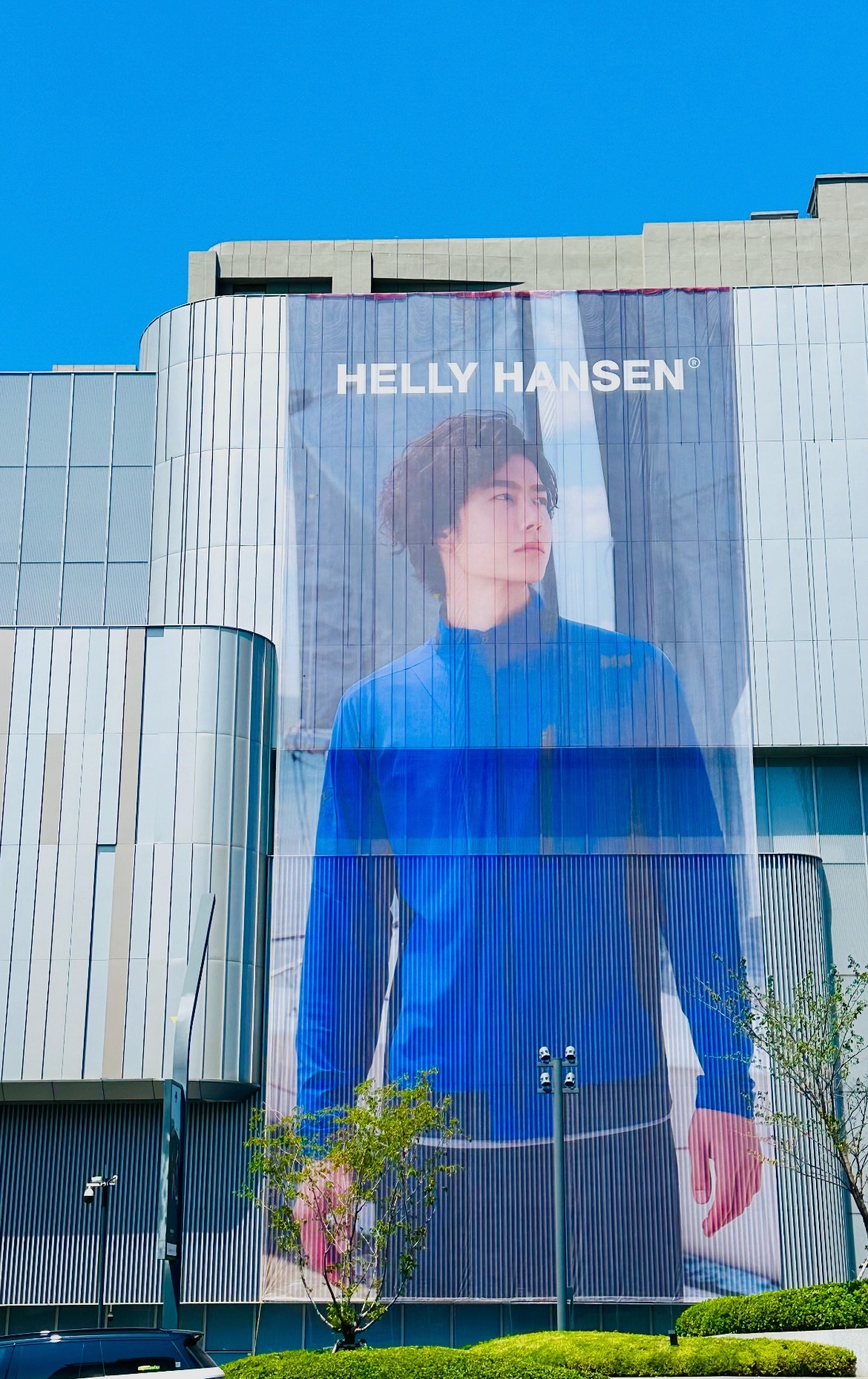 太震撼了吧！大连惊现王一博×HELLY HANSEN 巨幅海报！