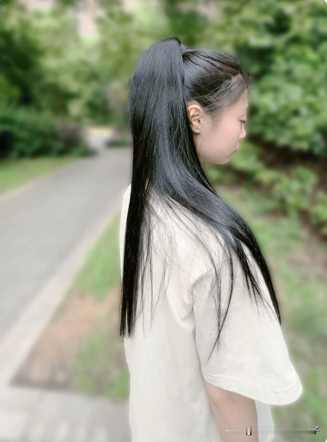 高马尾简直就是美丽的代名词！就像章若楠那齐刘海高马尾造型，直接杀疯了。
不管是日