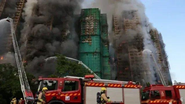 凤凰新闻【香港大埔火灾调查时间预计需三至四周】香港特区政府保安局局长邓炳强今日（